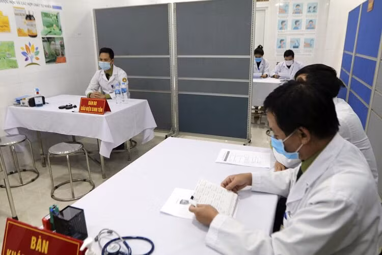 Mũi vắc xin phòng Covid-19 đầu tiên của Việt Nam bắt đầu được tiêm thử trên người