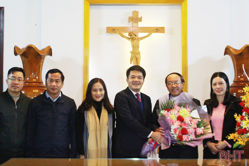 Chủ tịch Ủy ban MTTQ tỉnh Hà Tĩnh chúc mừng Giáo hạt Nghĩa Yên