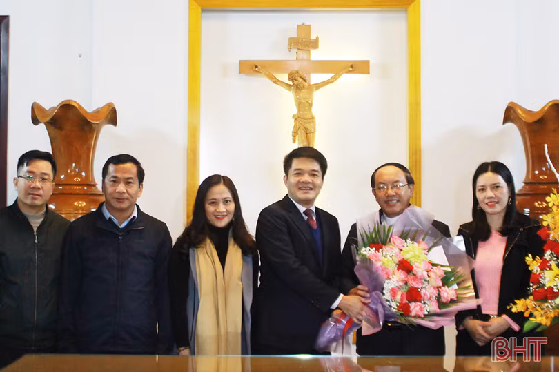 Chủ tịch Ủy ban MTTQ tỉnh Hà Tĩnh chúc mừng Giáo hạt Nghĩa Yên