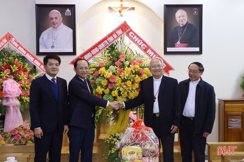 Lãnh đạo tỉnh chúc mừng Tòa Giám mục Giáo phận Hà Tĩnh
