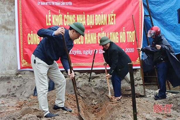 Xây nhà đại đoàn kết cho hộ cận nghèo bị thiệt hại lũ lụt ở Cẩm Xuyên