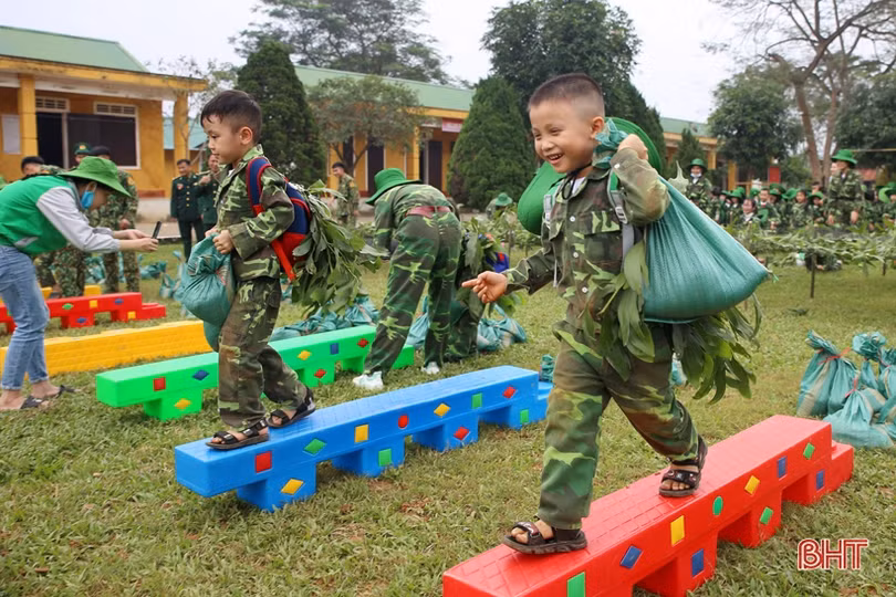 Bé mầm non Trí Đức “hóa thân” thành chiến sỹ biên phòng