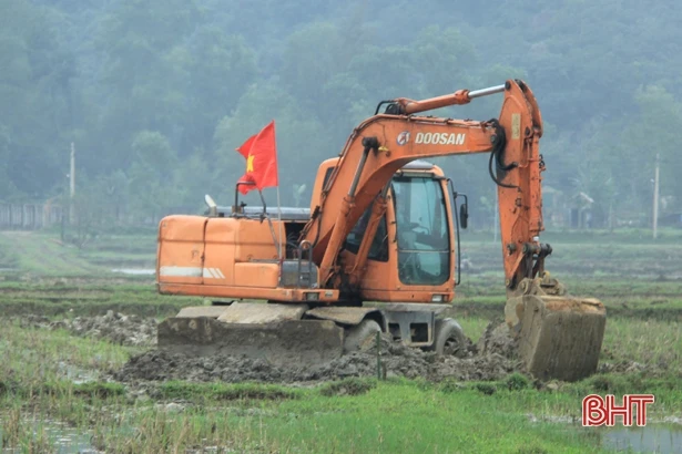 Xã đầu tiên của Nghi Xuân ra quân phá thửa nhỏ làm cánh đồng lớn