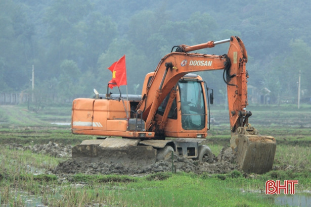 Xã đầu tiên của Nghi Xuân ra quân phá thửa nhỏ làm cánh đồng lớn