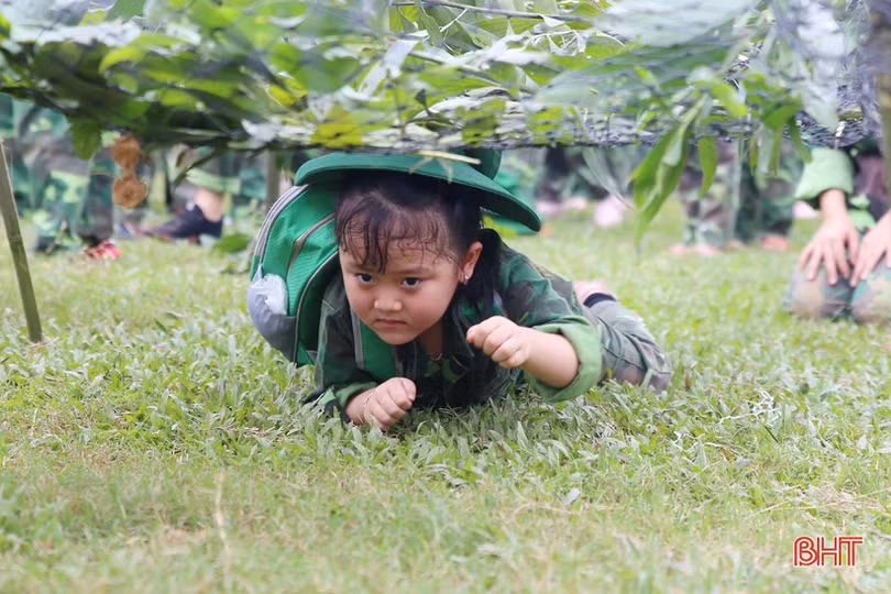 Bé mầm non Trí Đức “hóa thân” thành chiến sỹ biên phòng