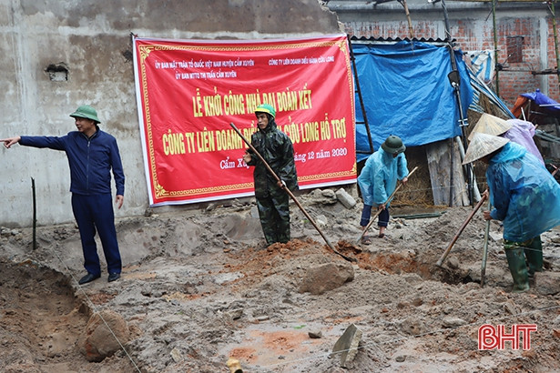 Xây nhà đại đoàn kết cho hộ cận nghèo bị thiệt hại lũ lụt ở Cẩm Xuyên