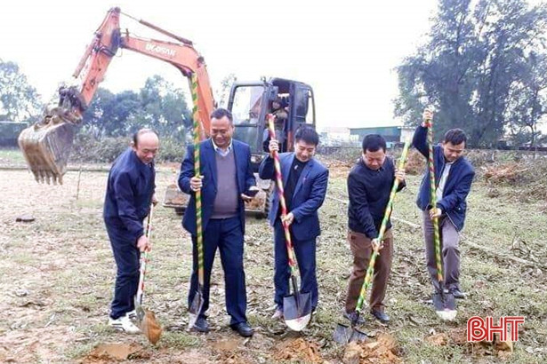 Doanh nghiệp hỗ trợ Trường Tiểu học Thạch Mỹ 1,1 tỷ đồng xây bể bơi và sân bóng