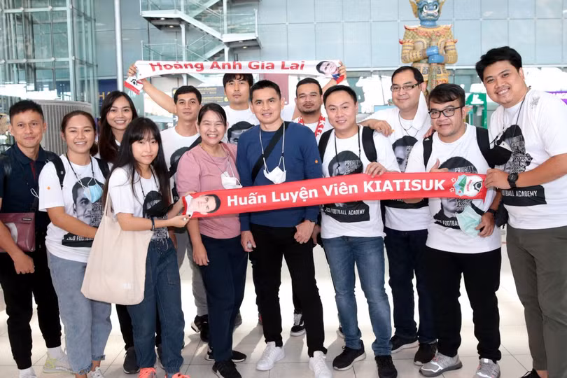 HLV Park Hang Seo chúc mừng Kiatisak sang dẫn dắt HAGL