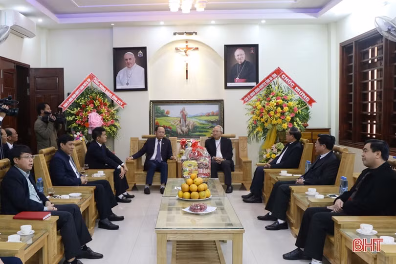Lãnh đạo tỉnh chúc mừng Tòa Giám mục Giáo phận Hà Tĩnh