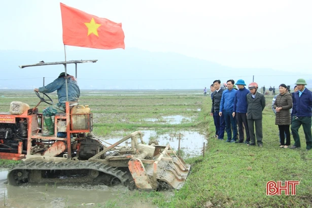 Xã đầu tiên của Nghi Xuân ra quân phá thửa nhỏ làm cánh đồng lớn