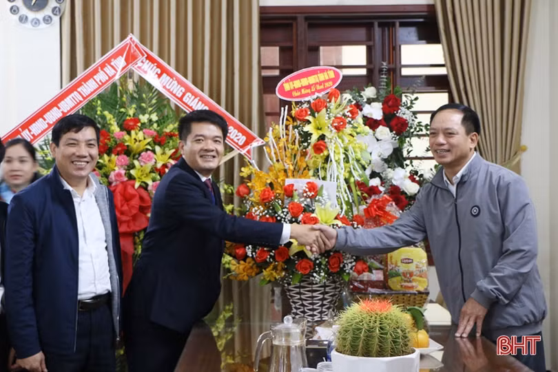 Lãnh đạo tỉnh chúc mừng Tòa Giám mục Giáo phận Hà Tĩnh