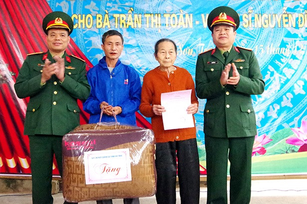 Bộ CHQS tỉnh Hà Tĩnh khám, cấp thuốc cho người dân vùng lũ