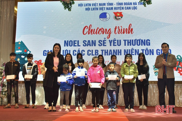 “Noel san sẻ yêu thương” trao 300 suất quà cho thanh niên công giáo