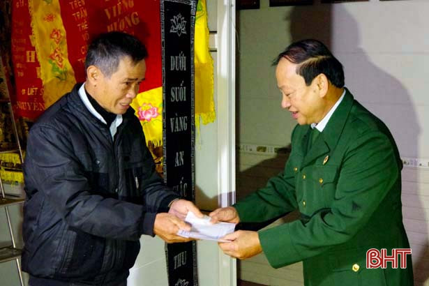 Hội CCB tỉnh tặng quà thân nhân liệt sỹ Đoàn Kinh tế - Quốc phòng 337