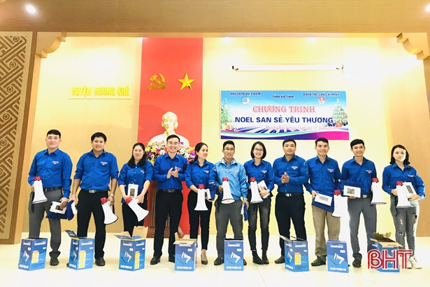 “Noel san sẻ yêu thương” trao 300 suất quà cho thanh niên công giáo