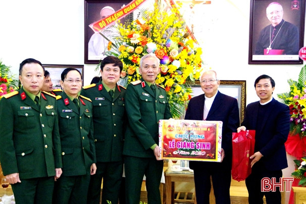 Trưởng ban Dân vận Tỉnh ủy, Giám đốc Công an tỉnh Hà Tĩnh chúc mừng Giáng sinh