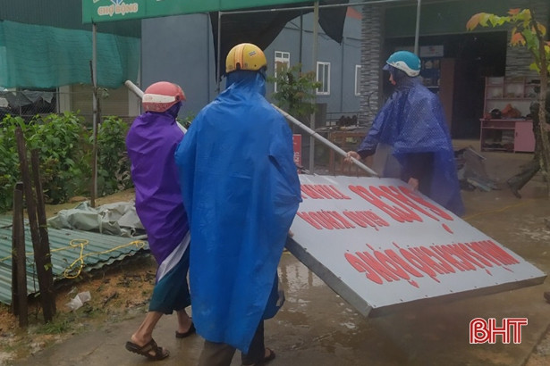 Dẹp bỏ hơn 60 mái che, biển quảng cáo vi phạm tại khu vực chợ Bộng