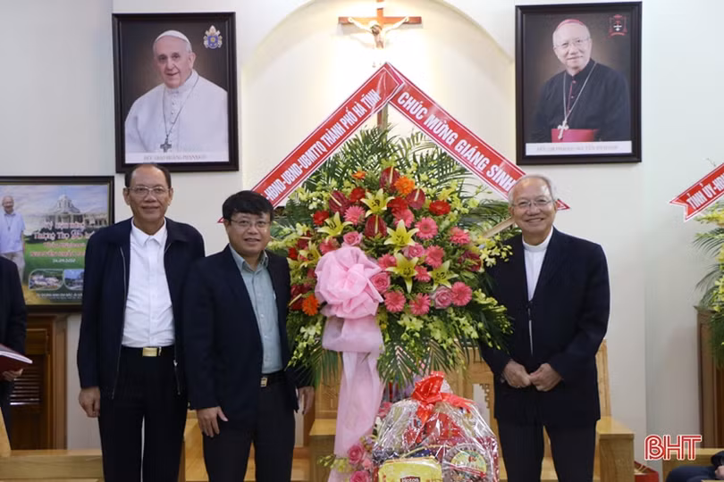 Lãnh đạo tỉnh chúc mừng Tòa Giám mục Giáo phận Hà Tĩnh
