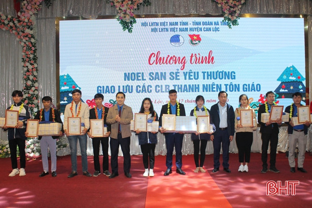 “Noel san sẻ yêu thương” trao 300 suất quà cho thanh niên công giáo