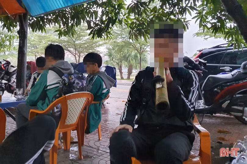 Nhức nhối tình trạng học sinh Hà Tĩnh “rít” thuốc lào, thuốc lá điện tử