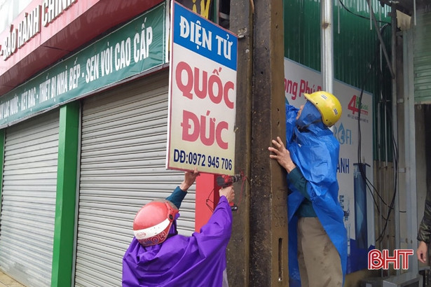 Dẹp bỏ hơn 60 mái che, biển quảng cáo vi phạm tại khu vực chợ Bộng