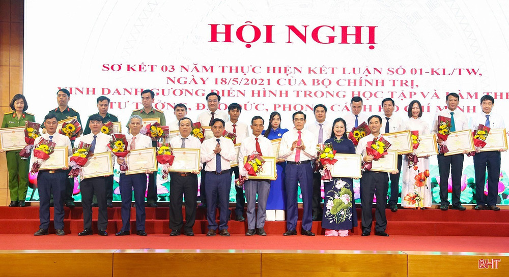 Phó Bí thư Thường trực Tỉnh ủy Trần Thế Dũng, Chủ tịch UBND tỉnh Võ Trọng Hải trao bằng khen cho 21 tập thể và 21 cá nhân có thành tích xuất sắc trong học tập và làm theo tư tưởng, đạo đức, phong cách Hồ Chí Minh (giai đoạn 2021-2024). anh-4-3780.jpg