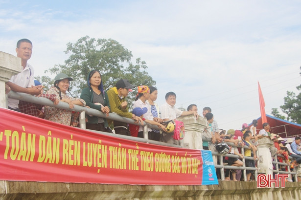 Sôi nổi lễ hội đua thuyền trên sông Ngàn Trươi