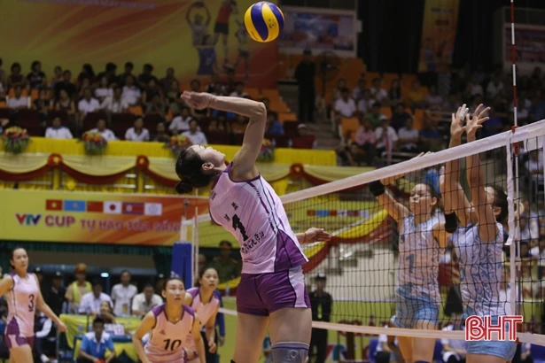 Thắng dễ Đại học Hokkaido 3 - 0, tuyển Việt Nam nhất bảng A