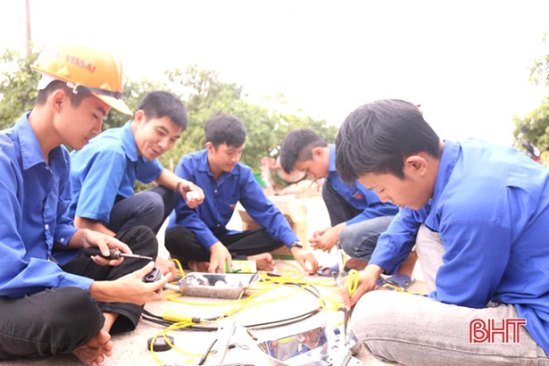 8 công trình đường điện thanh niên thắp sáng làng quê ở Cẩm Sơn