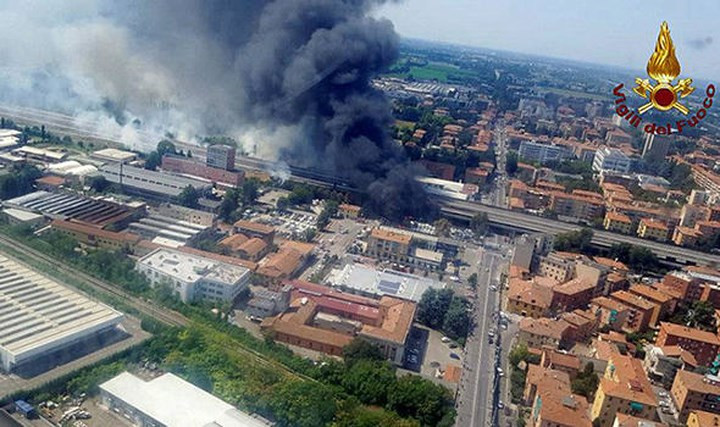 Xe bồn phát nổ như bom sau va chạm với xe tải trên cao tốc ở Italy