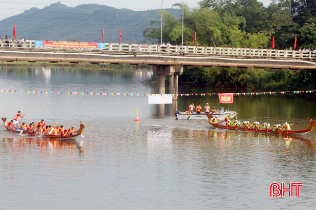 Sôi nổi lễ hội đua thuyền trên sông Ngàn Trươi