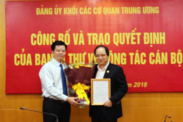 Đồng chí Mai Văn Chính trao quyết định và chúc mừng đồng chí Trương Xuân Cừ. Ảnh ĐUKCQTƯ Trao các quyết định nhân sự của Ban Bí thư Trung ương Đảng