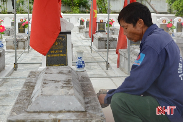 Lấy mẫu sinh phẩm 117 mộ liệt sỹ phục vụ giám định ADN