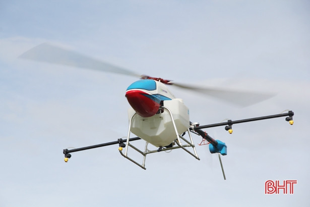 Xem máy bay không người lái phun thuốc trừ sâu tại Hà Tĩnh