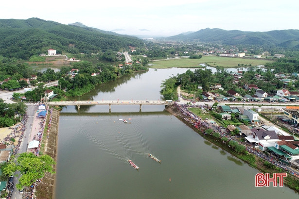 Sôi nổi lễ hội đua thuyền trên sông Ngàn Trươi