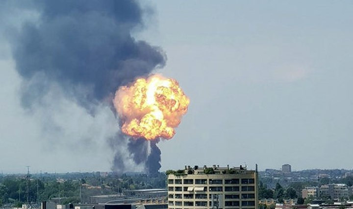 Xe bồn phát nổ như bom sau va chạm với xe tải trên cao tốc ở Italy