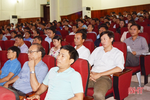 Bồi dưỡng chính trị cho đội ngũ giáo viên, quản lý ngành giáo dục