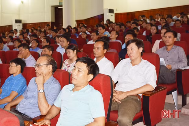 Bồi dưỡng chính trị cho đội ngũ giáo viên, quản lý ngành giáo dục