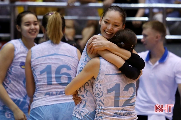 Thắng dễ Đại học Hokkaido 3 - 0, tuyển Việt Nam nhất bảng A