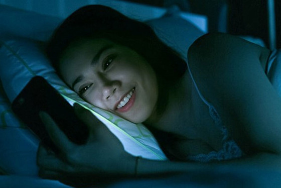 Ánh sáng xanh từ điện thoại không tốt cho đôi mắt của bạn