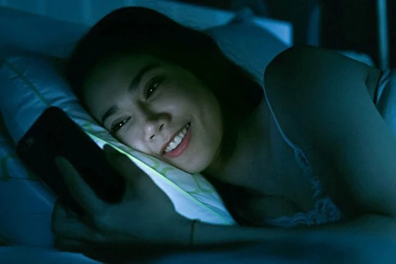 Ánh sáng xanh từ điện thoại không tốt cho đôi mắt của bạn