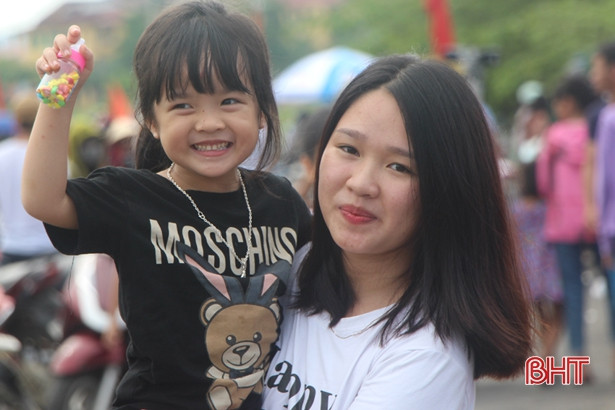 Sôi nổi lễ hội đua thuyền trên sông Ngàn Trươi