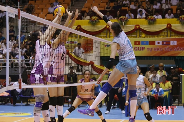 Thắng dễ Đại học Hokkaido 3 - 0, tuyển Việt Nam nhất bảng A