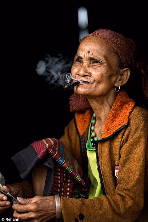 Nhiếp ảnh gia Pháp và trăn trở về sự mai một nghề dệt trang phục truyền thống của người dân tộc thiểu số Việt Nam