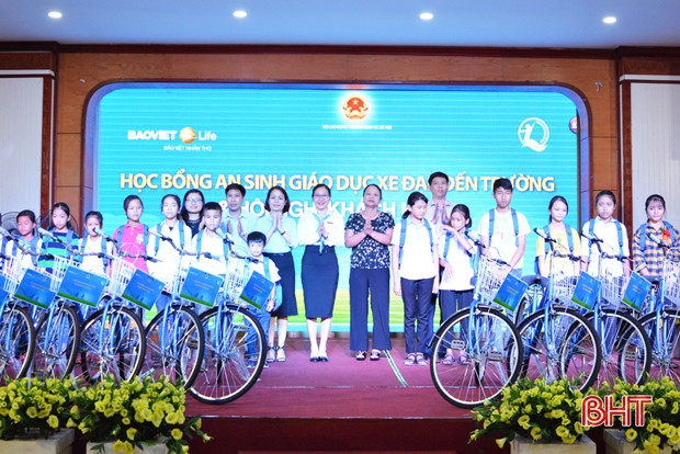Trao 20 xe đạp cho trẻ em hoàn cảnh đặc biệt khó khăn