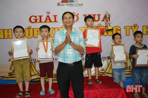 150 kỳ thủ cờ vua nhí 3 tỉnh tranh Cúp kiện tướng tí hon tại Hà Tĩnh