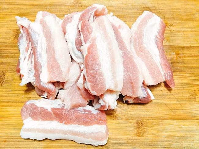 Cách làm thịt ba chỉ cuốn xúc xích nướng thơm lừng cho cả nhà ngày cuối tuần