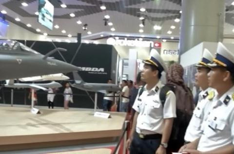 Đoàn Việt Nam tham quan tiêm kích Rafale tại Triển lãm LIMA 2017. Cơ hội nào cho tiêm kích Rafale tại Việt Nam?