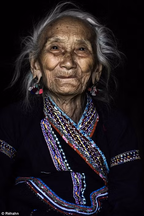 Nhiếp ảnh gia Pháp và trăn trở về sự mai một nghề dệt trang phục truyền thống của người dân tộc thiểu số Việt Nam