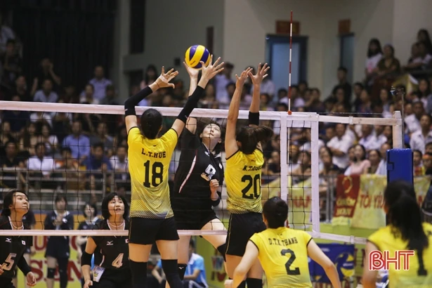 Thắng dễ Đại học Hokkaido 3 - 0, tuyển Việt Nam nhất bảng A